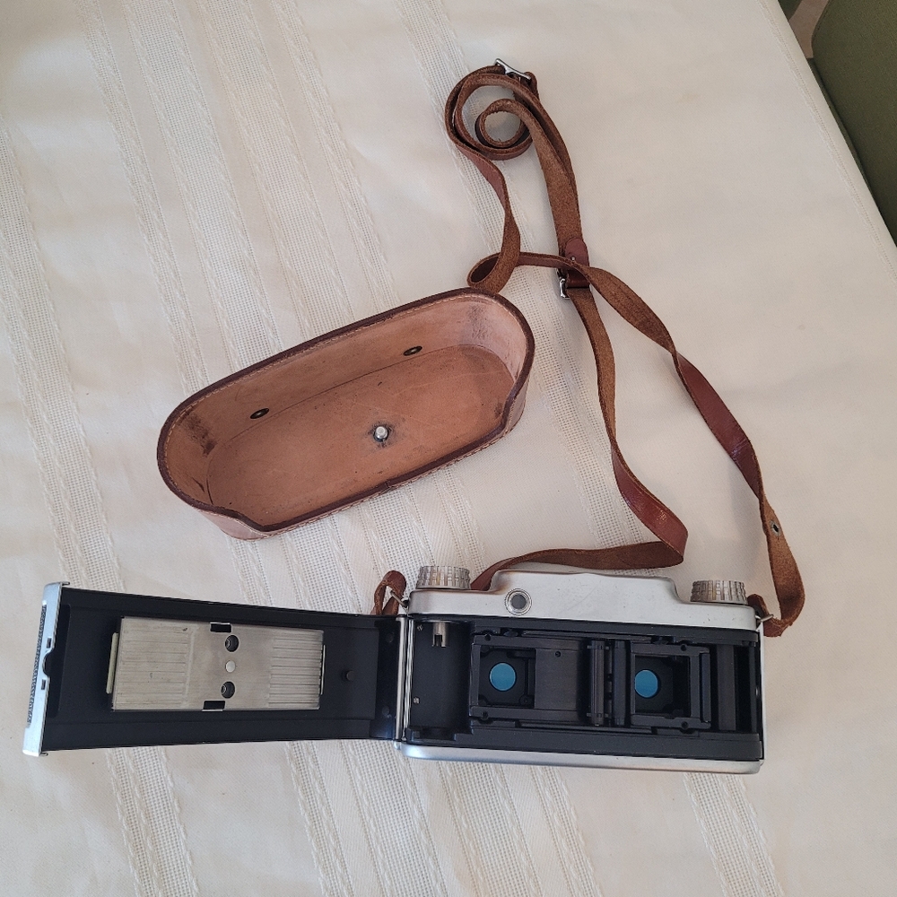 Bell & Howell TDC Stereo Vivid Film Camera 35mm w Half Case Leather Vintage - Picture 8 of 8